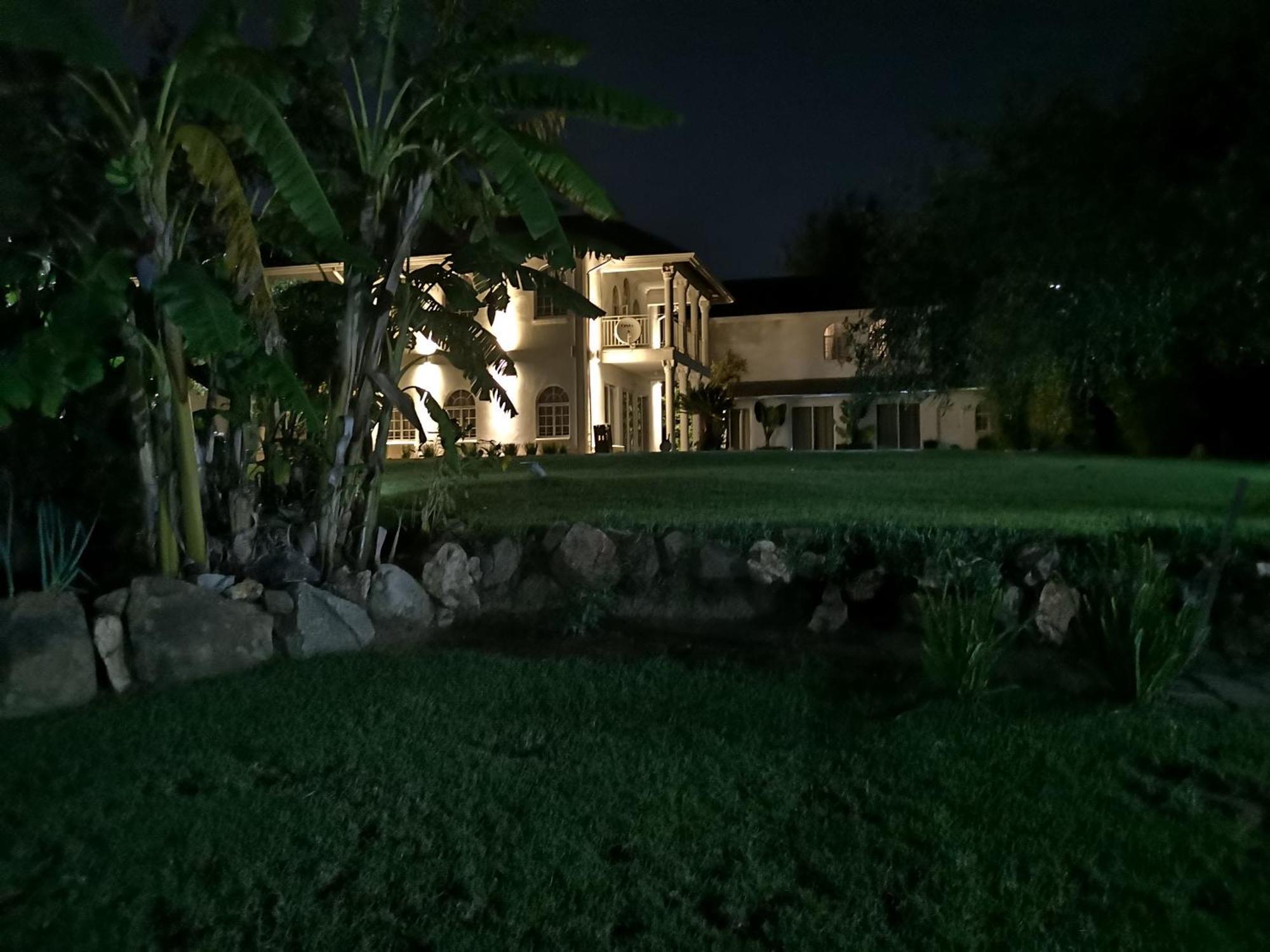 Lotus Guest House ヨハネスブルグ エクステリア 写真